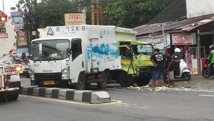 Proses evakuasi supir truk Hino AB 8417 U yang terlibat kecelakaan di depan SPBU Balecatur, Jalan Wates KM 9, Gamping, Sleman, Minggu (1/12/2024).