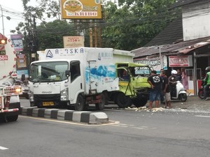 Hindari Motor Nyeberang, 2 Truk Tabrakan di Balecatur Sleman