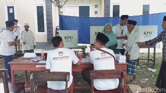 Proses pemungutan suara ulang di Batuampar, Guluk-guluk, Sumenep.