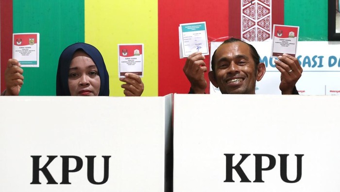 PSU pilkada 2024 di Banda Aceh Warga memperlihathatkan surat suara pasangan calon Gubernur dan Wakil Gubernur Aceh serta calon Wali Kota dan Wakil Wali Kota Banda Aceh pada Pemungutan Suara Ulang (PSU) Pilkada 2024 yang digelar Komisi Independen Pemilihan (KIP) di TPS 03 Merduati, Banda Aceh, Aceh, Sabtu (30/11/2024). Lembaga penyelenggara pemilu KIP menggelar PSU Pilkada 2024 berdasarkan rekomendasi Panitia Pengawas Pemilihan (Panwaslih) kota Banda Aceh disebabkan adanya pelanggaran pemilih yang mencoblos lebih dari sekali. ANTARA FOTO / Irwansyah Putra/nz.