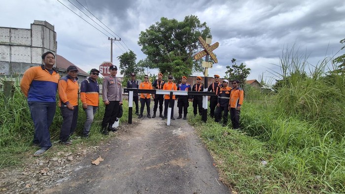 PT KAI Daop 8 Surabaya menutup perlintasan sebidang di Sidoarjo.