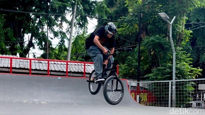 Puluhan rider BMX se-Jatim mengikuti event FORDA II di Skate & BMX Park Taman Bungkul Surabaya Puluhan rider BMX se-Jatim mengikuti event FORDA II di Skate & BMX Park Taman Bungkul Surabaya