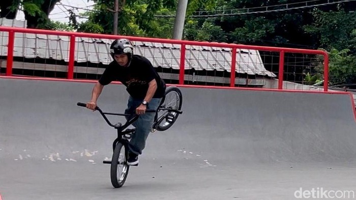 Puluhan rider BMX se-Jatim mengikuti event FORDA II di Skate & BMX Park Taman Bungkul Surabaya