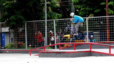 Serunya Aksi Rider BMX di Taman Bungkul Surabaya