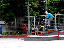 Serunya Aksi Rider BMX di Taman Bungkul Surabaya