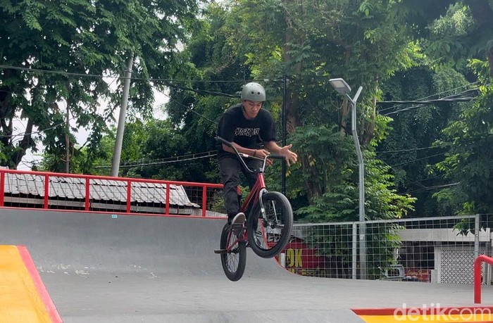 Puluhan rider BMX se-Jatim mengikuti event FORDA II di Skate & BMX Park Taman Bungkul Surabaya