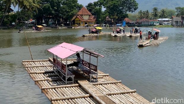 Rakit bambu digunakan warga untuk menuju kawasan Candi Cangkuang