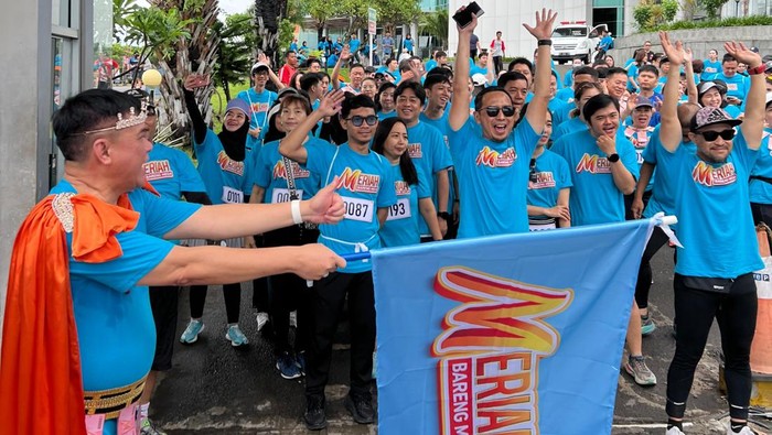 Regional Head Bank Mega Hengky Tanring membuka Fun walk meriah bareng Mega.