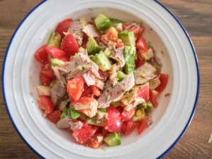 Resep Salad Tuna Alpukat dan Tomat yang Segar Untuk Menu Diet