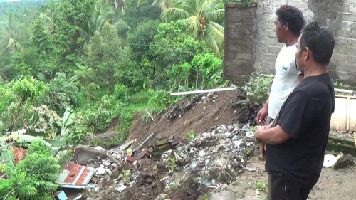 Rumah warga tertimbun longsor di Banjar Kedisan, Desa Yehembang Kauh, Kecamatan Mendoyo, Kabupaten Jembrana, Bali, Minggu (1/12/2024). (Foto: Istimewa)