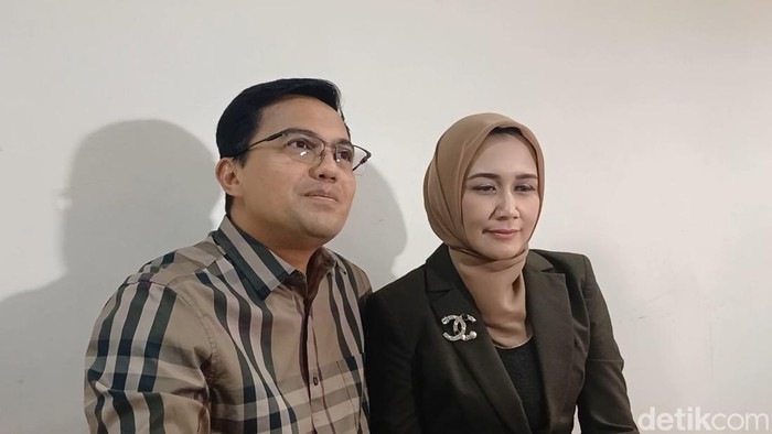 Sahrul Gunawan dan istrinya saat ditemui di kawasan Transmedia.