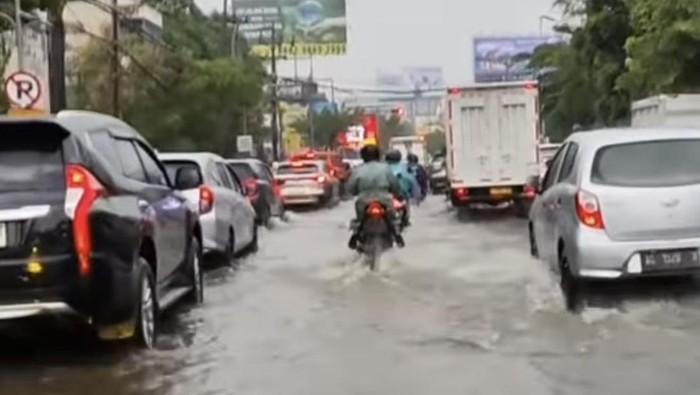 Salah satu titik yang tergenang di Surabaya saat hujan.