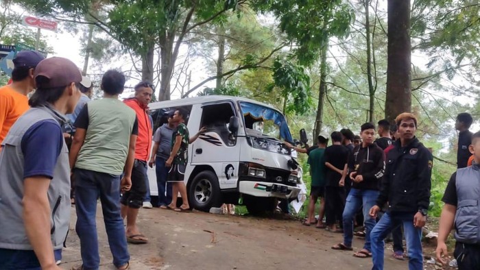Satu unit bus ukuran kecil (mikro bus) terguling di jalur menuju lokasi wisata dan tewaskan satu penumpang di Puncak, Bogor, Jawa Barat