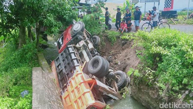 Sebuah truk pasir terguling di parit di Karanganom, Klaten, Minggu (1/12/2024).