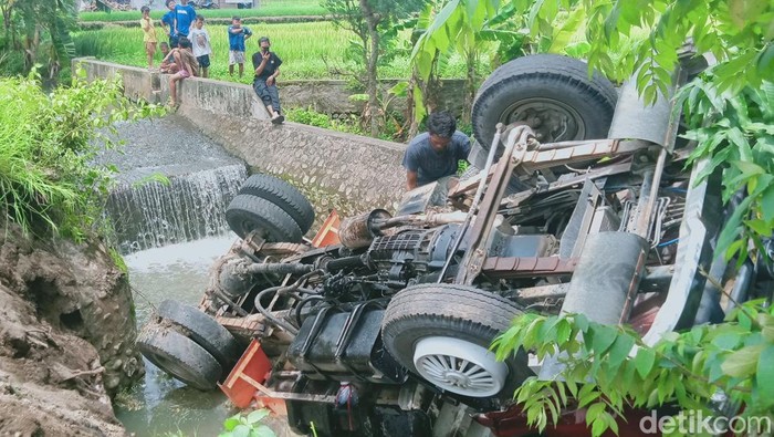 Sebuah truk pasir terguling di parit di Karanganom, Klaten, Minggu (1/12/2024).