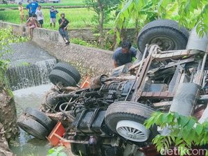 Parkir Ganti Ban, Truk Pasir Terguling ke Parit di Karanganom Klaten