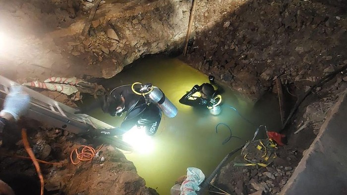 Seorang pekerja pria berusia 30 tahun tenggelam dalam saluran air di Jalan Ruko Garden, Kelurahan Kedoya Utara, Kecamatan Kebon Jeruk Jakarta Barat (dok. Instagram @humasjakfire)