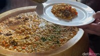 Beef Risotto juga disajikan pada sajian Natal di Rosso Restaurant. Penyajiannya langsung ke meja-meja, chef menyajikannya di atas gelondong keju. Terasa creamy dengan beef yang empuk. Foto: detikFood/Yenny Mustika Sari