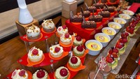 Dessert cantik ala Natal juga tersusun rapi. Ada pistachio tart, cheesecake, fruit tart, dan lainnya sebagai hidangan penutup yang manis. Foto: detikFood/Yenny Mustika Sari