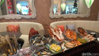 Berbagai sajian lezat disiapkan oleh tim chef Rosso Restaurant untuk menjamu para tamu yang menikmati makan bersama saat Natal. Mulai dari sajian seafood segar hingga roasted ribs dan lamb mewah. Foto: detikFood/Yenny Mustika Sari