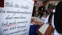 Mereka memberikan sosialisasi kepada masyarakat tentang bahaya pungli.