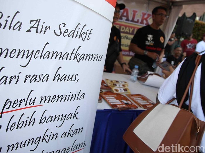 Sejumlah relawan beraktifitas di CFD, Jakarta, Minggu (1/12/2024). Mereka menkampanyekan bahaya pungli.