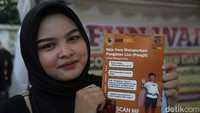 Para aktivis ini memberikan selebaran cara melaporkan pungli.