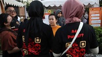 Warga tampak bertanya tentang pencegahan pungli.