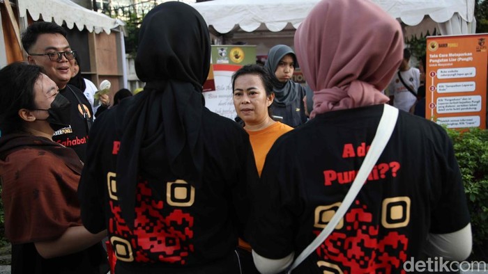 Sejumlah relawan beraktifitas di CFD, Jakarta, Minggu (1/12/2024). Mereka menkampanyekan bahaya pungli.
