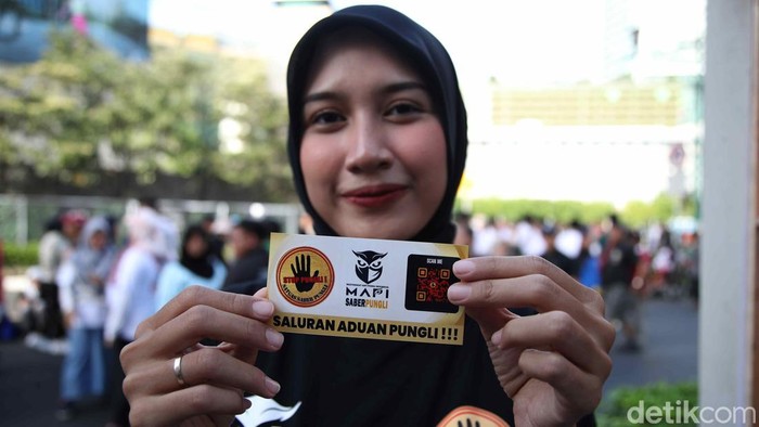 Sosialisasi Bahaya Pungli di Jakarta Sejumlah relawan beraktifitas di CFD, Jakarta, Minggu (1/12/2024). Mereka menkampanyekan bahaya pungli.