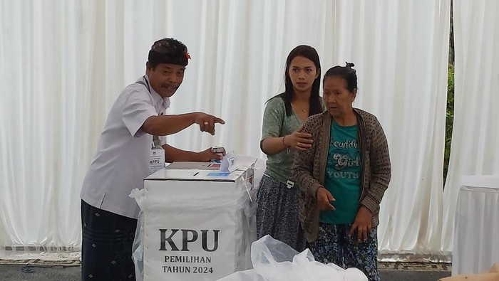 Suasana Pemungutan Suara Ulang (PSU) di TPS 5 Desa Sangkan Gunung, Kecamatan Sidemen, Karangasem, Bali, Minggu (1/12/2024). (Foto: Dok. KPU Karangasem)