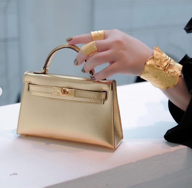 Senada dengan outfitnya, wanita 44 tahun itu juga menenteng tas kecil berwarna emas. Setelah ditelusuri diketahui tas tersebut berasal dari merek mewah Hermes. Tas seri D’Ore Metallic Gold Chevre Chamkila Leather Kelly 20cm II Sellier itu dibanderol dengan harga sekitar Rp 1,1 miliar. Foto: Instagram/@princessyahrini