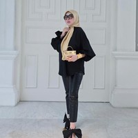 Yang tak kalah bikin salfok ialah heels berbentuk unik yang juga dikenakan Syahrini. Heels tersebut memiliki bagian depan berwarna emas yang berbentuk menyerupai jari kaki. Warna emas itu dipadukan dengan warna hitam pada bagian tali dan pita yang cukup besar di pergelangan kakinya. Foto: Instagram/@princessyahrini