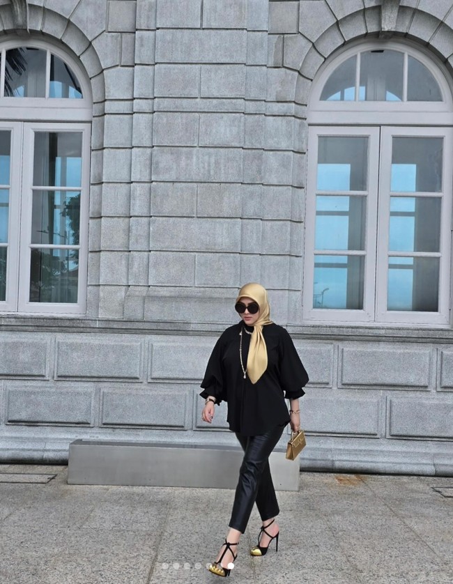 Seperti biasa, Syahrini pun tampak menunjukkan beragam pose-posenya kala mengenakan outfit uniknya tersebut. Ibu satu orang anak itu juga terlihat sudah kembali langsing usai 4 bulan lahiran. Foto: Instagram/@princessyahrini