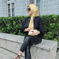 Syahrini baru-baru ini kembali membagikan gaya OOTD dirinya ke Instagram. Kali ini penampilannya terlihat nyentrik dengan warna serba hitam dan emas. Foto: Instagram/@princessyahrini