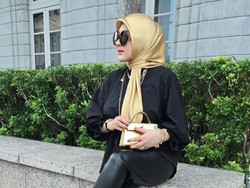 7 Gaya Nyentrik Syahrini Pakai Perhiasan Hingga Tas Emas, Curi Atensi