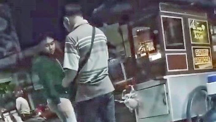 tangkap layar video pemalakan di Alun-alun Karawang