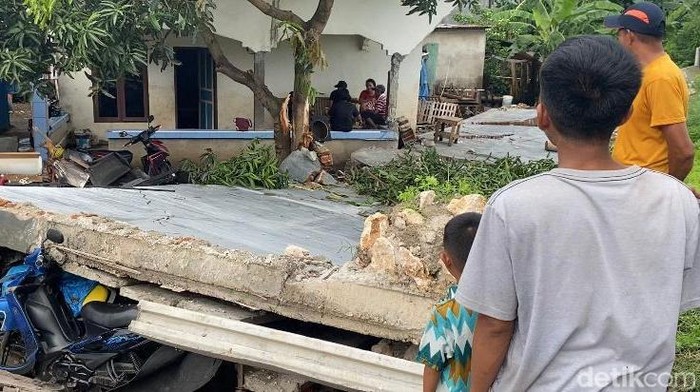 Tembok sepanjang 20 meter di Makassar roboh.