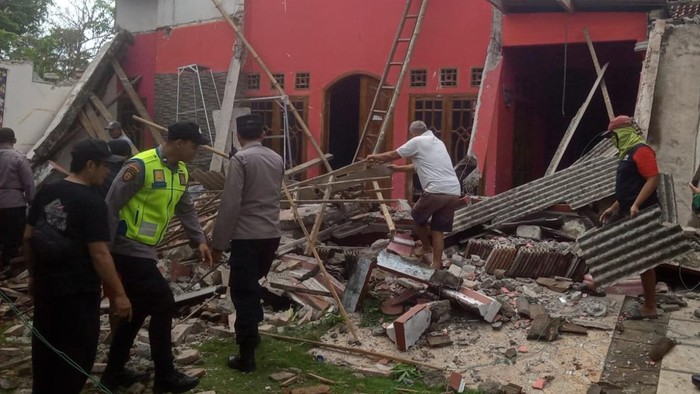 Teras rumah warga Trenggalek ambruk.