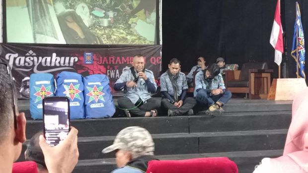 Tiga pendaki Kota Tasikmalaya tengah berbagi pengalaman kepada teman komunitasnya.