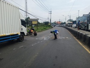 Pemotor Tewas Terlindas Truk Tronton di Jalur Arteri Mojokerto