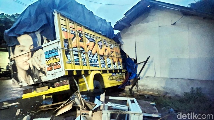 Truk seruduk warung di Sukabumi