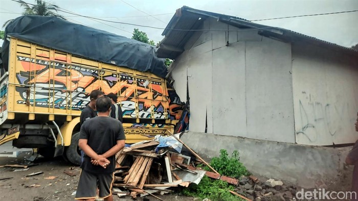 Truk tabrak warung di Sukabumi
