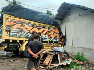 Horor Pagi Buta Saat Truk Seruduk Warung di Sukabumi