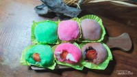 Moci ichigo daifuku isi stroberi dengan cream cokelat, keju dan matcha.