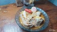 Seblak gurih pedas manis topping  suki, sosis bakso kecil, jamur, sayur, siomay, ceker dan tulang.