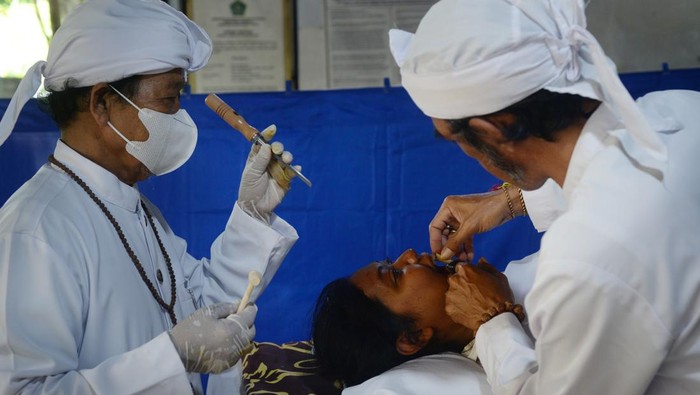 Umat Hindu mengikuti prosesi potong gigi saat Upacara Manusia Yadnya di Pura Candi Untoroyono, Pedan, Klaten, Jawa Tengah (1/12/2024). Upacara Manusia Yadnya Pangur atau potong gigi dan Melukat atau ruwatan yang dilaksanakan oleh umat Hindu tersebut sebagai makna untuk menghilangkan sifat negatif atau buruk dalam diri manusia saat memasuki usia dewasa. ANTARA FOTO/Aloysius Jarot Nugroho/YU