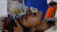 Umat Hindu mengikuti prosesi potong gigi saat Upacara Manusia Yadnya di Pura Candi Untoroyono, Pedan, Klaten, Jawa Tengah, Minggu (1/12/2024).