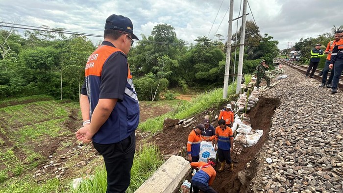 Upaya normalisasi jalur pascalongsor dan banjir di Blitar