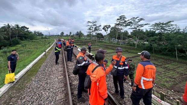 Upaya normalisasi jalur pascalongsor dan banjir di Blitar